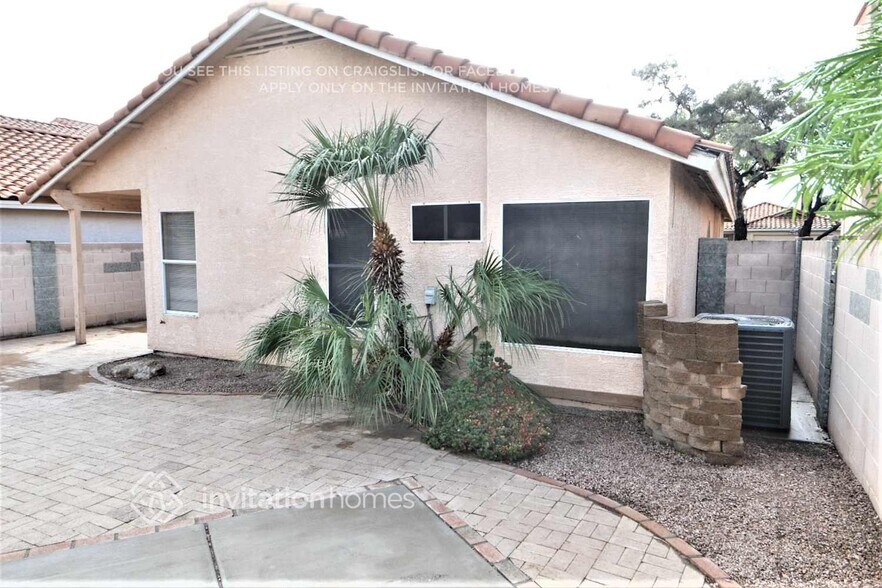 Building Photo - 7934 W Laurel Ln