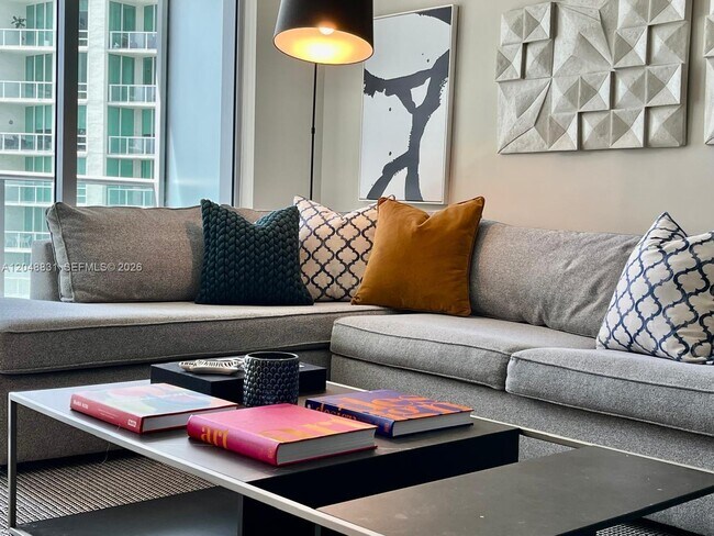 Building Photo - 1300 Brickell Bay Dr