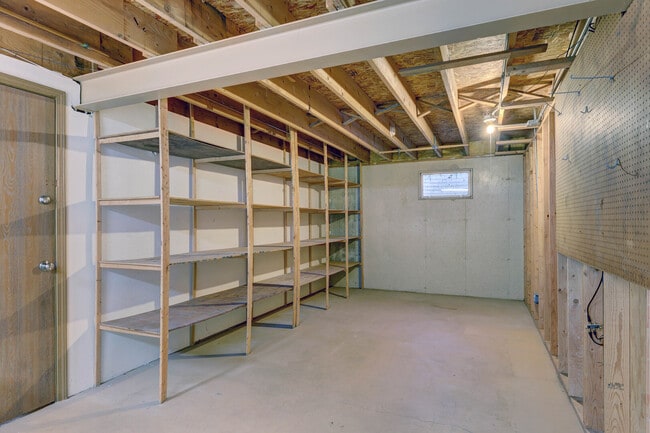 Building Photo - 547 Eichler Dr