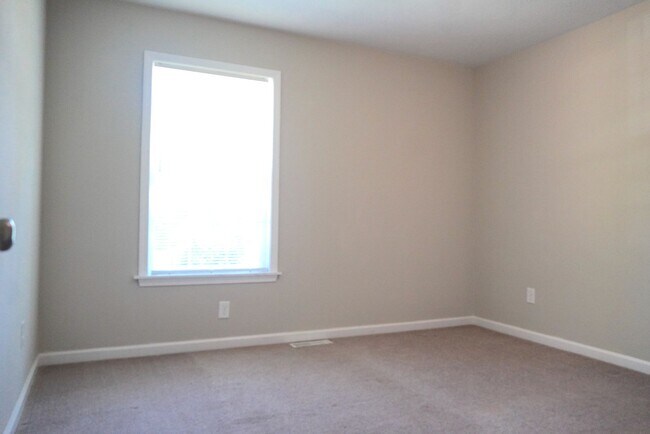 Building Photo - Adorable 3-Bed, 2-Bath Home with 2-Car Garage in Prime Location!