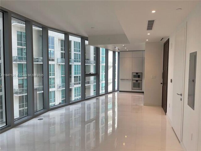 Primary Photo - 300 Biscayne Blvd Way