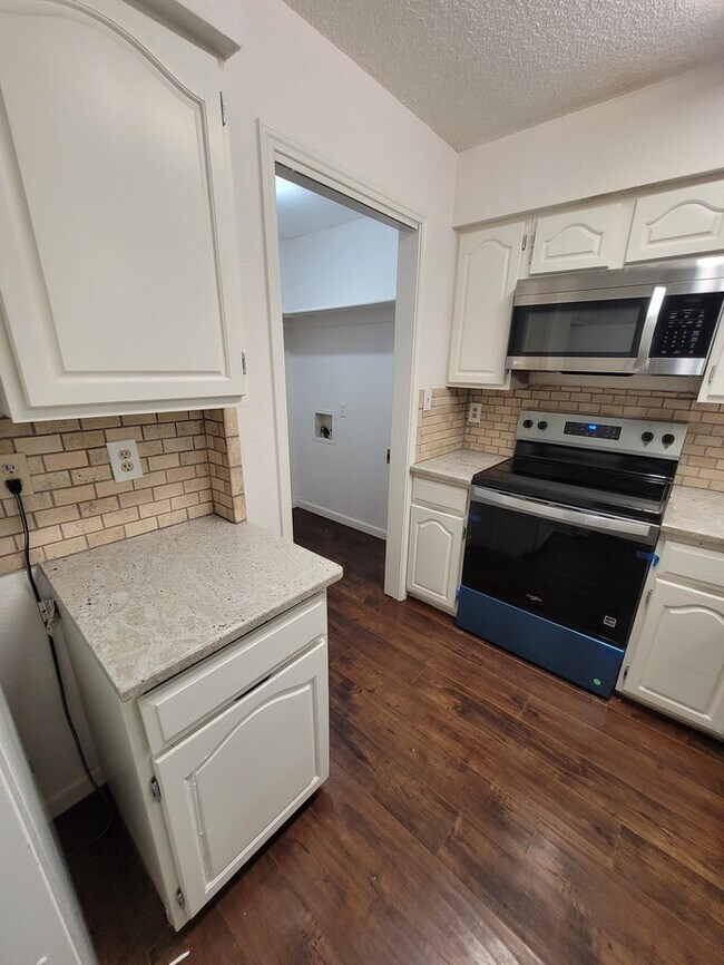 Building Photo - 1 bed 1 bath unit at Sagewood Condominums