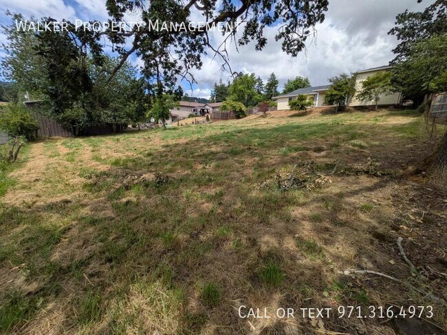 Building Photo - 3911 NE Gdn Dr