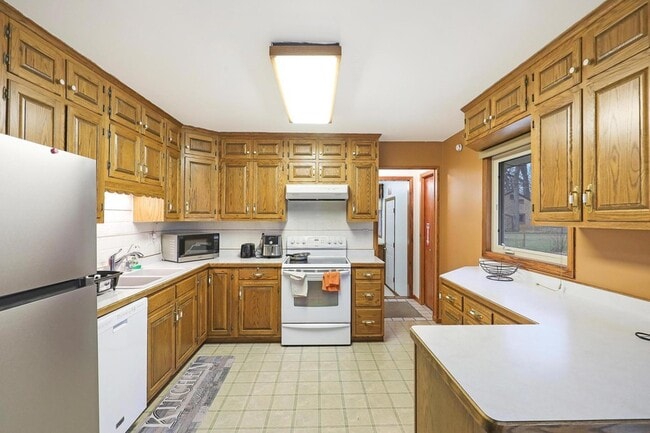 Building Photo - 11333 Welcome Ave N