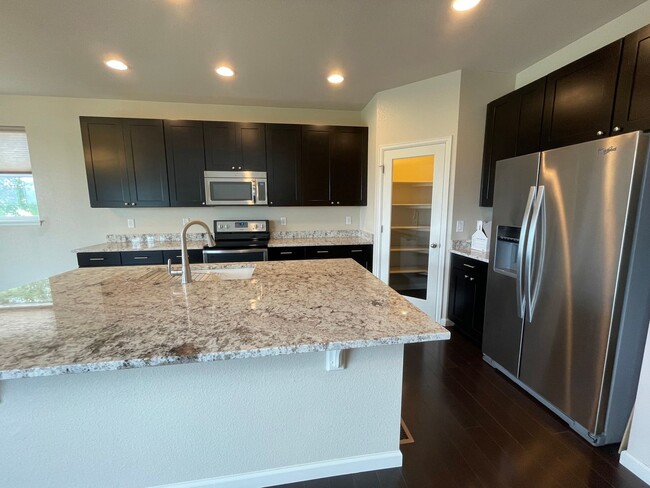 Building Photo - Luxurious 3 Bedroom 2.5 Bathroom House in ...