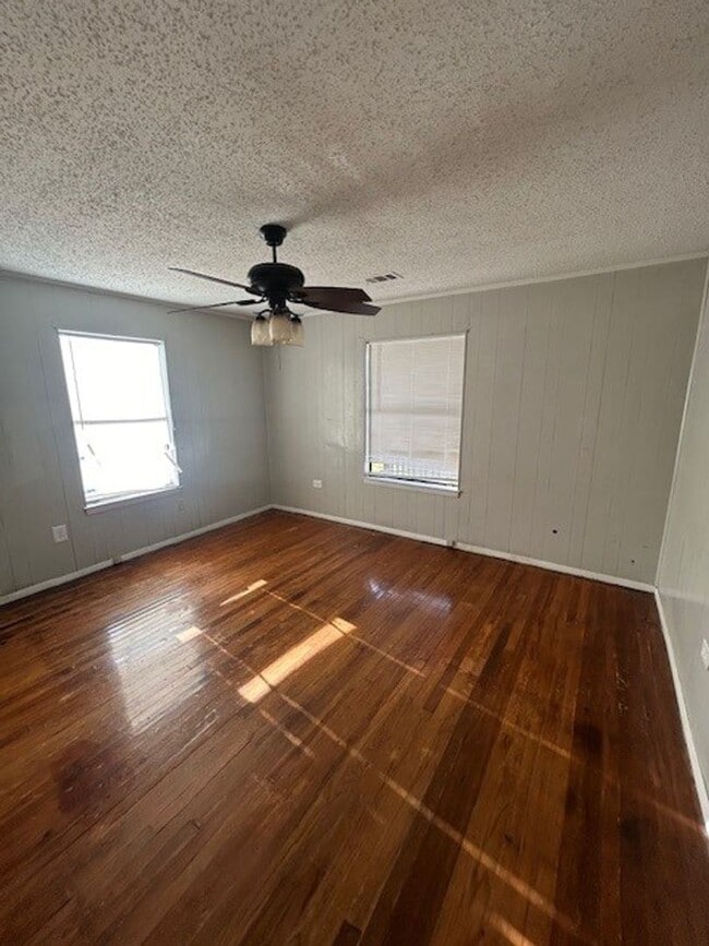 Building Photo - Perfect Family Home