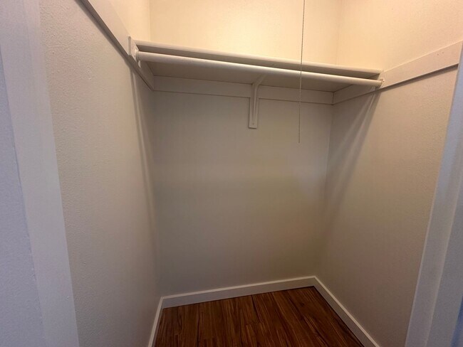 Building Photo - Spacious Top-Floor 2BD in Beautiful Magnol...