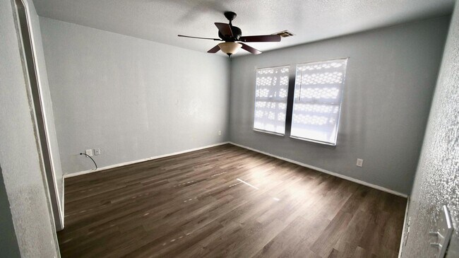 Building Photo - 1021 Periwinkle Dr