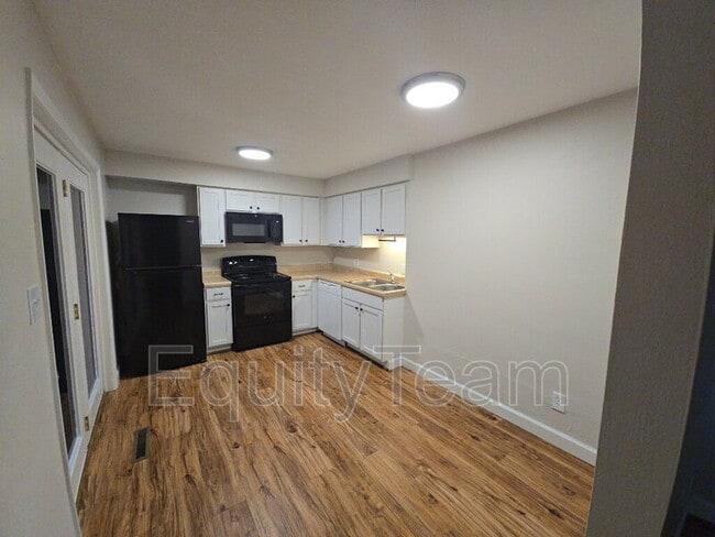 Building Photo - 204 N 10th St