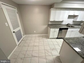 Building Photo - 10234 Prince Pl