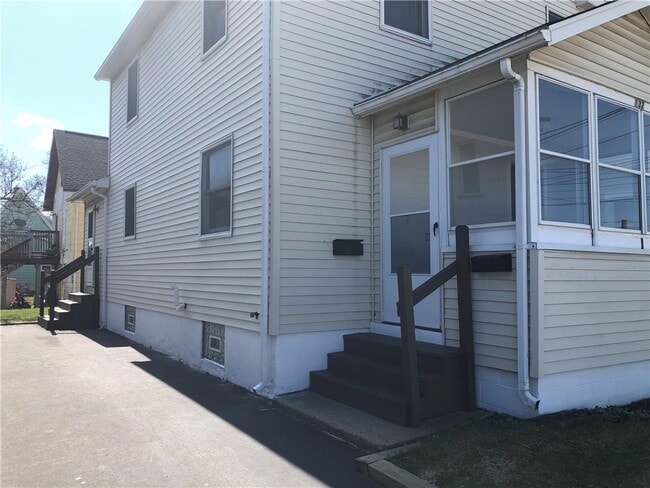 Building Photo - 132 E Maple Ave