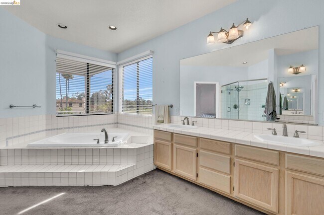 Building Photo - 5640 Edgeview Dr