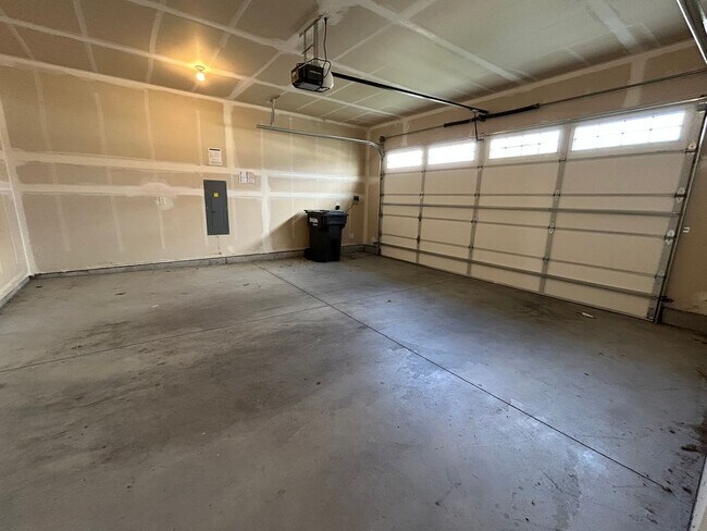 Building Photo - Charming 3-Bedroom, 2-Bath Home with Spaci...