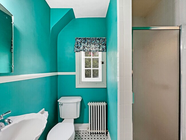 Jack & Jill Bathroom - 307 Indian Springs Rd