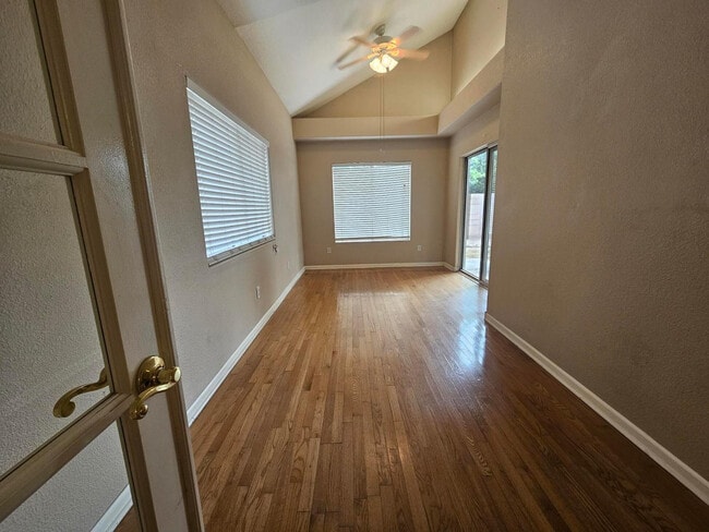 Building Photo - 1867 E Brentrup Dr