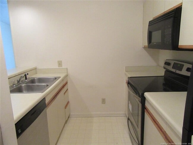 Building Photo - 663 Bartons Landing Pl