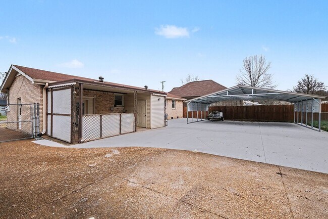 Building Photo - 3 Bedroom w/Den, 2.5 Bath-