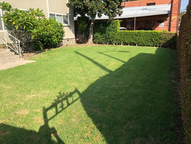 Front yard - 1417 Holt Apartments
