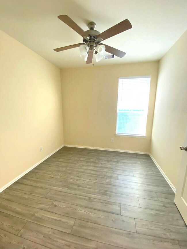 Building Photo - 29880 Dovetail Blf Ln