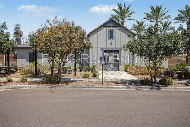 Building Photo - 2771 S Chippewa Dr