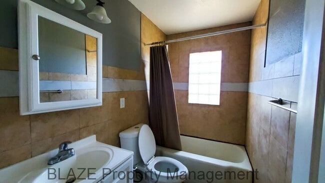 Building Photo - 2 Bedroom in Lawndale
