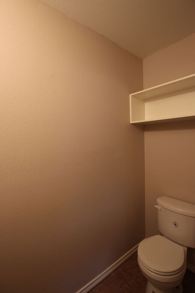 Building Photo - 2 Bed 1.5 Bath Townhome in Lindale!