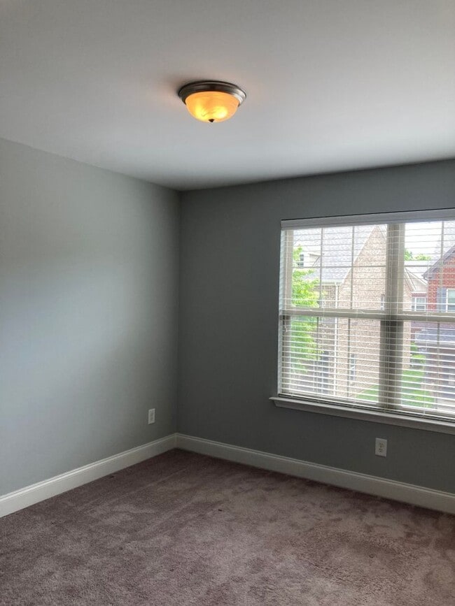 Building Photo - End Unit Condo in Shadow Green of Franklin