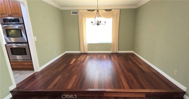 Building Photo - 1400 Post Rd