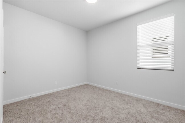 Building Photo - 508 Green Grass Dr