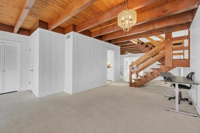 Building Photo - 133 Oak St