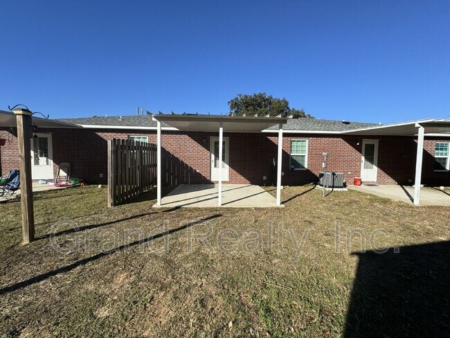 Building Photo - 1015 Peakview Dr