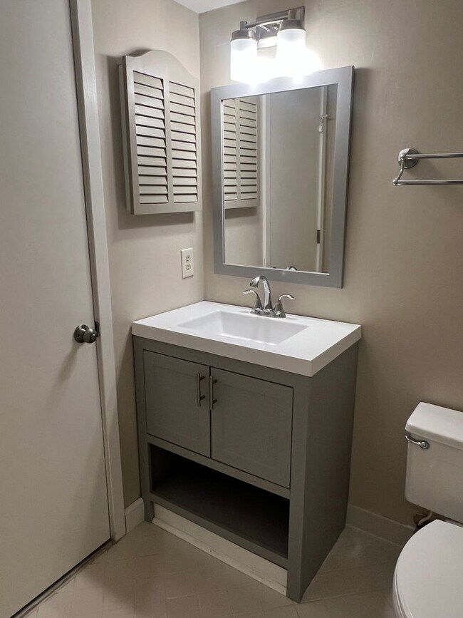 Building Photo - Unfurnished First Floor 3BR Condo in Sea P...