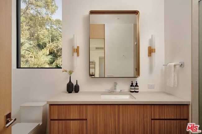 Building Photo - 10901 Chalon Rd