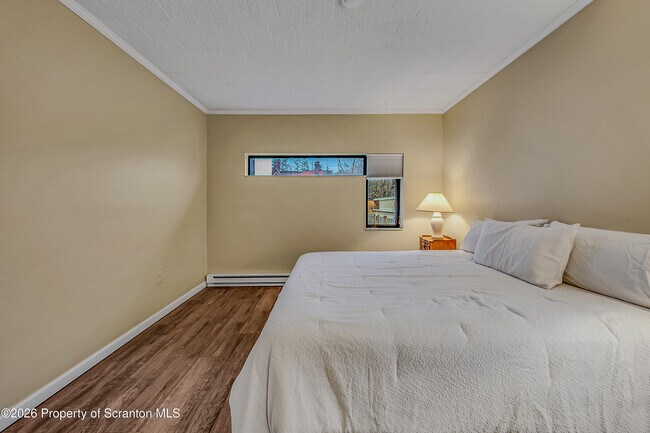 Building Photo - 550 Clay Ave