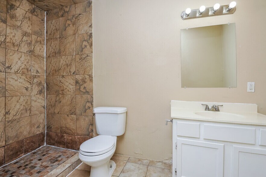 Building Photo - 824 Renfro Dr