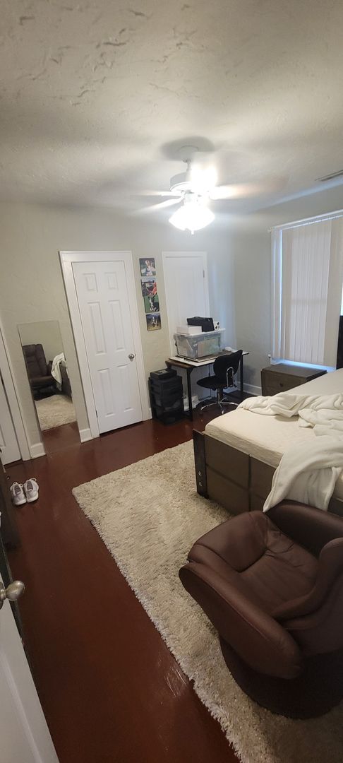 Building Photo - Charming 3 Bed / 2 Bath Home Just Minutes ...