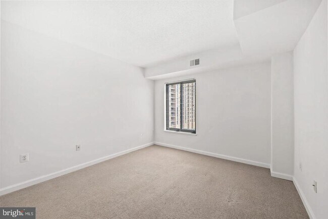 Building Photo - 4500 S Four Mile Run Dr