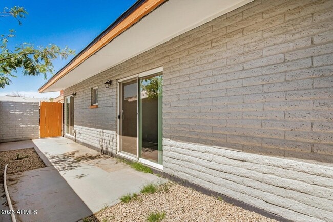 Building Photo - 1118 S McClintock Dr