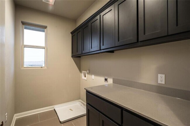 Building Photo - 6814 E Riverside Dr