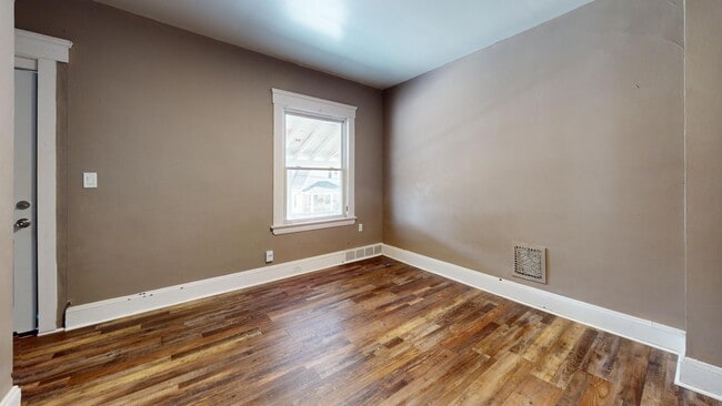 Building Photo - 4104 Clybourne