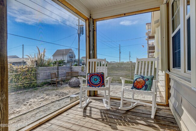 Building Photo - 2681 Island Dr