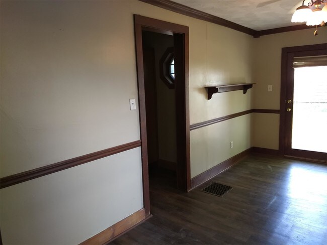 Building Photo - 904 E 17th St