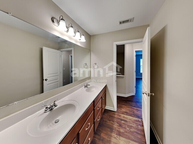 Building Photo - 804 Commerce Trl