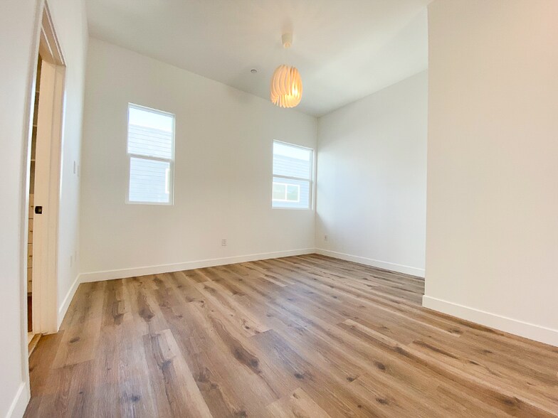 Building Photo - 3003 Cloverdale Ave