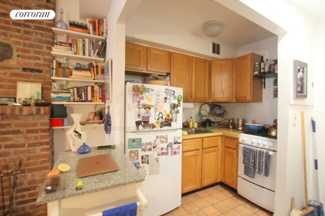 Building Photo - 146 W 70th St