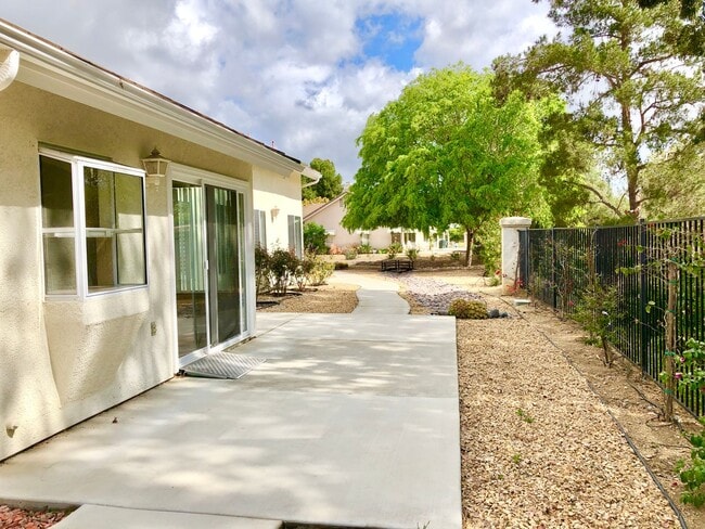 Building Photo - Wonderful Single Story Home, Quiet Neighbo...