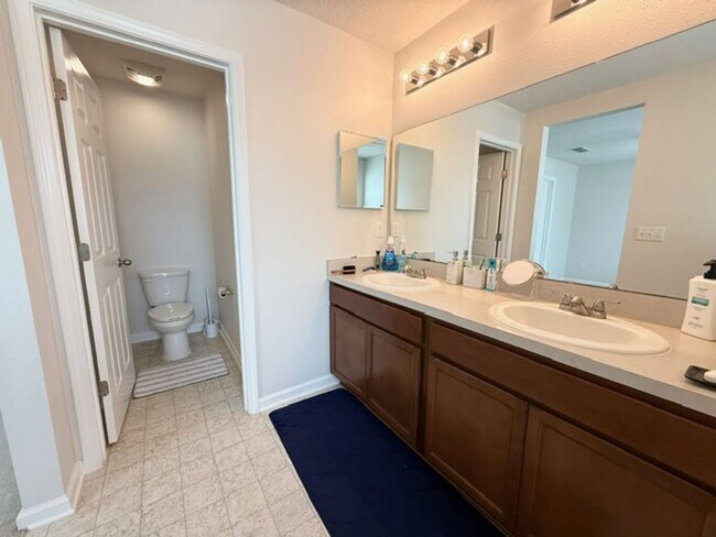 Building Photo - Beautiful home available for rent in the d...