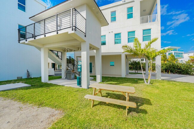 Building Photo - 99 Seaside Ave