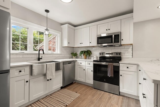 Building Photo - 129 Maple Ave