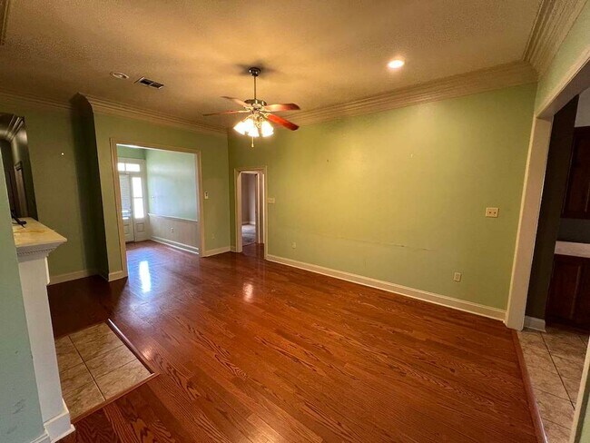 Building Photo - Beautiful 3 Bedroom Home in Established Zachary Neighborhood!